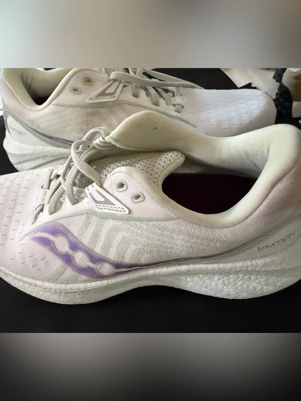 Saucony Women White Triumph 22 Sneakers with Lavender Logo